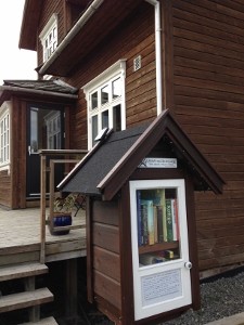Here's the adorable house with a new addition: a mini library! I saw people check it out this afternoon.