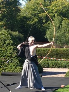 Meditative Japanese archery dispay